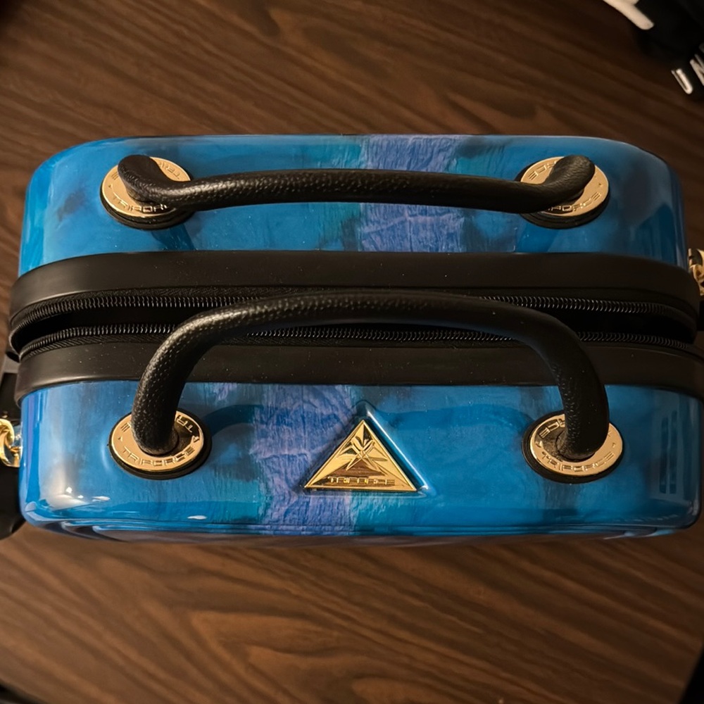 Brand new, no tags TRIFORCE hard case make up bad